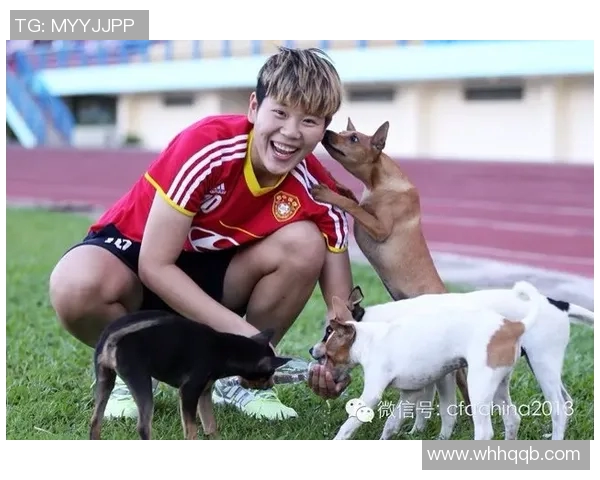 足球明星与他们的小型犬：宠物陪伴下的温馨生活瞬间